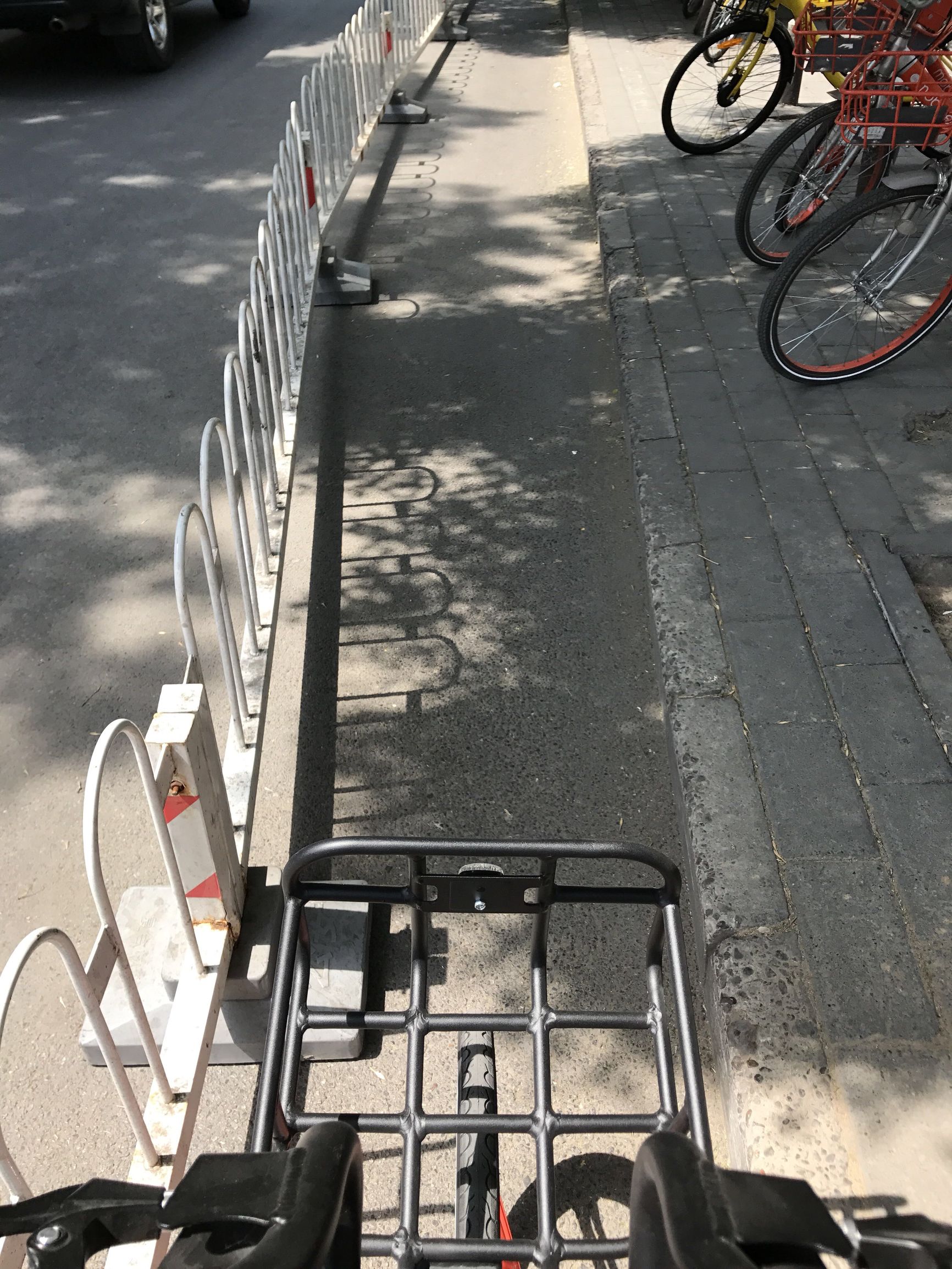 骑车如同走钢丝，过斑马线要跨栏记者亲历北京交通中的“反人类设计”