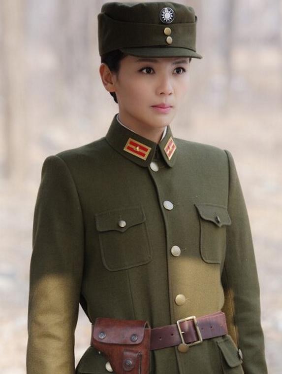 明星穿军装霸气,明星穿军装出镜杨幂英姿飒爽