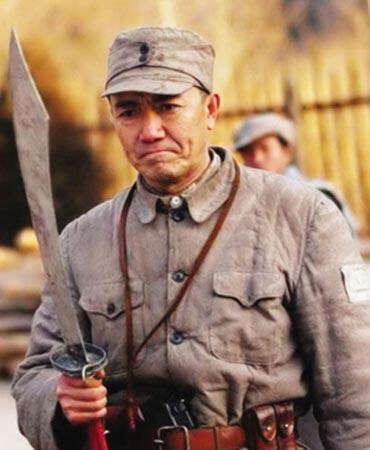 明星穿军装霸气,明星穿军装出镜杨幂英姿飒爽