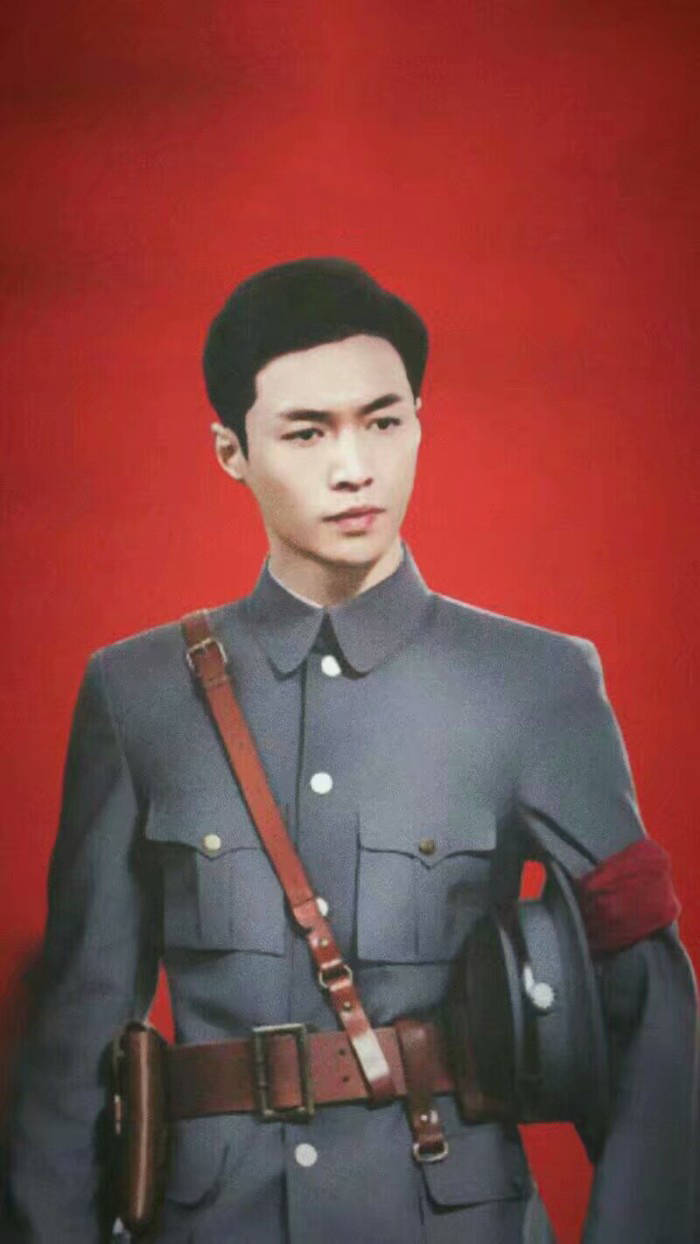 明星穿军装霸气,明星穿军装出镜杨幂英姿飒爽