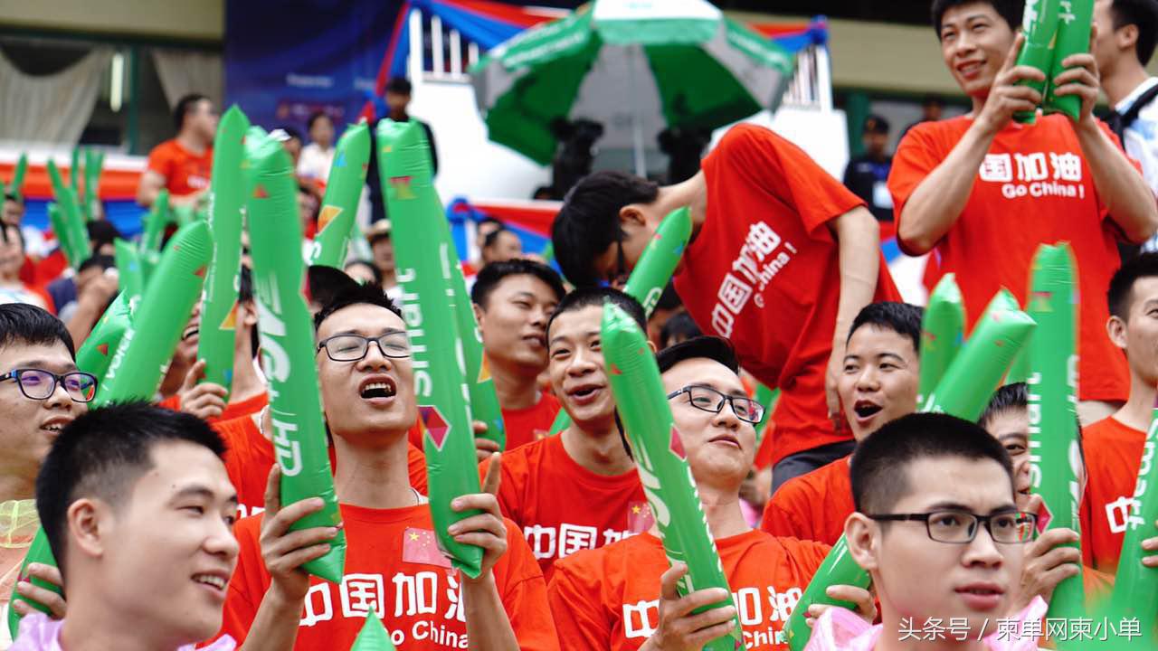 中国足球争气了2:1击败日本队！在柬中国球迷功不可没……