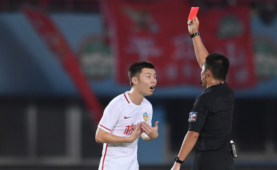 喜子原创｜权健队连胜被他终结，起底“醉酒裁判”张龙！