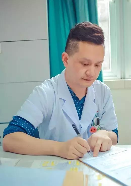 川大华西二院姚医生，为孕妇看病，从医多年获赞