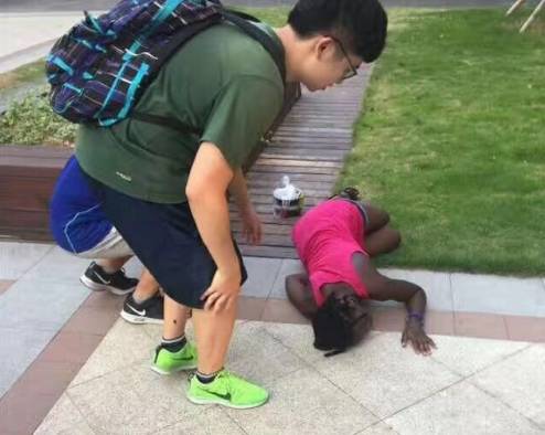 市民在鹅卵石地面做热疗,市民躺鹅卵石