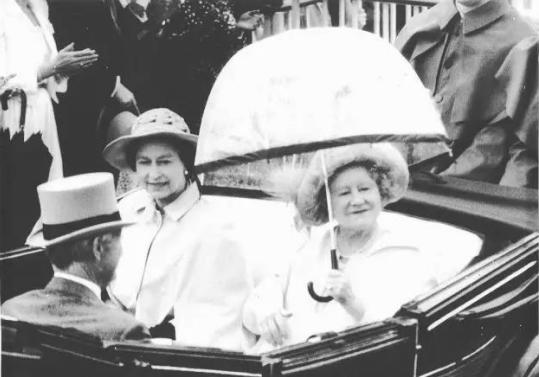 英国女王的彩虹伞,英国女王撑油纸伞