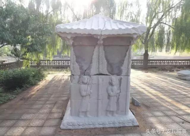 安丘石埠子出土一石棺，人称九女坟