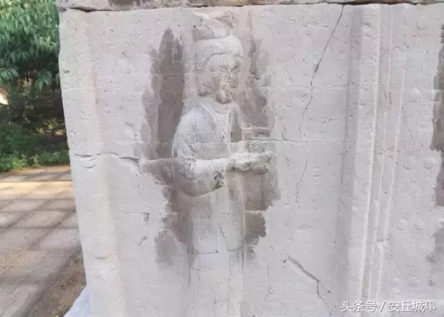 安丘石埠子出土一石棺，人称九女坟