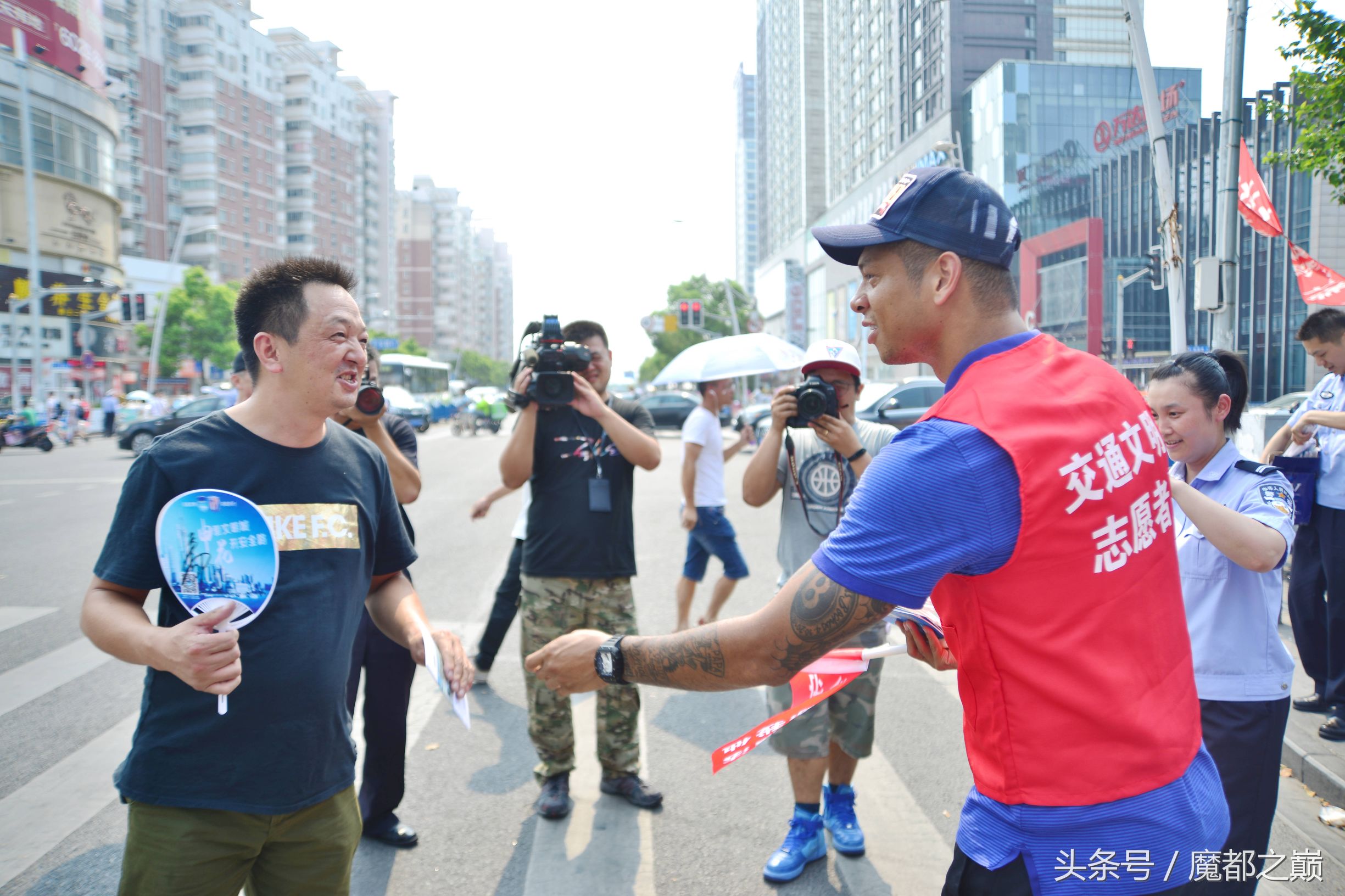 上海申花球员街头,申花新援在上海街头活动