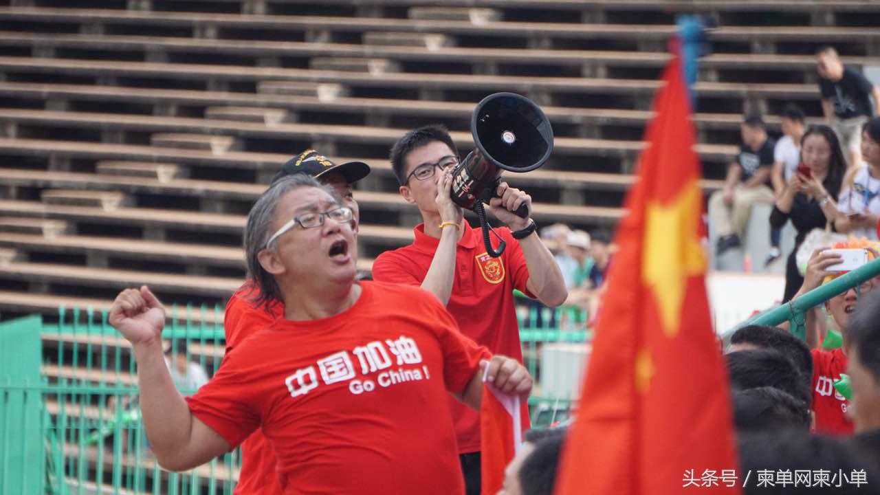中国足球争气了2:1击败日本队！在柬中国球迷功不可没……