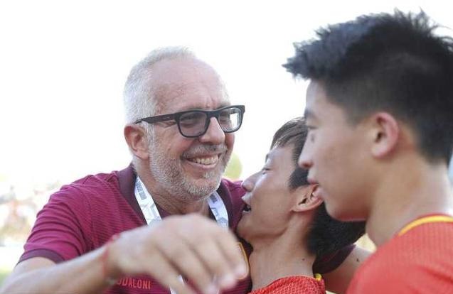 日本队长赛后遭嘲讽找球迷理论,日本国足主帅最新消息