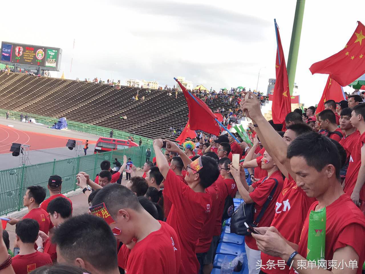 中国足球争气了2:1击败日本队！在柬中国球迷功不可没……
