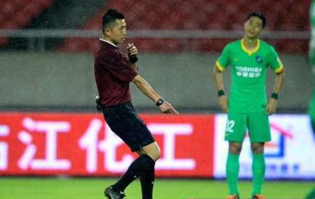 喜子原创｜权健队连胜被他终结，起底“醉酒裁判”张龙！