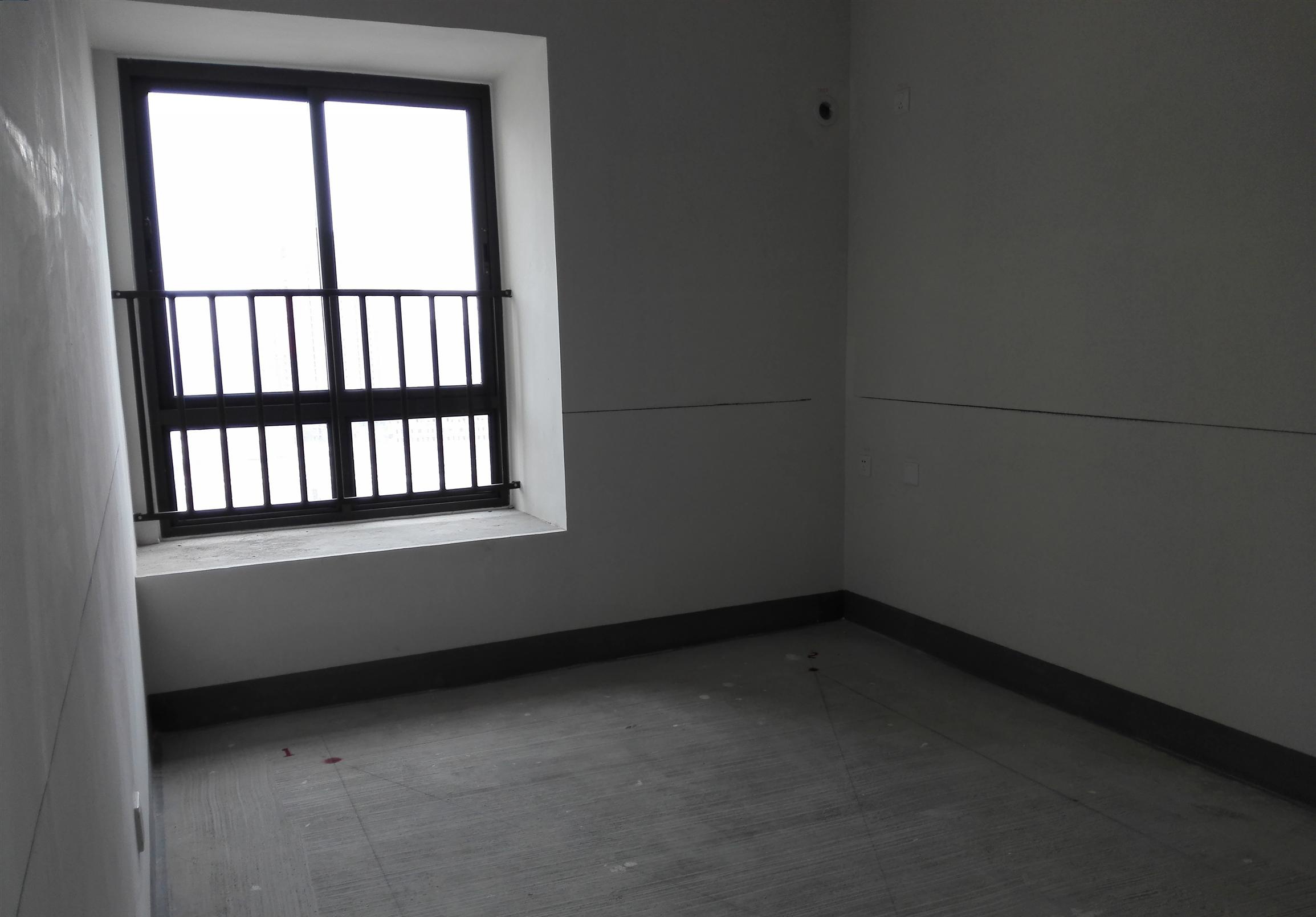 阳台窗框摇晃物业不给解决,楼房窗户倾斜找物业不管怎么办