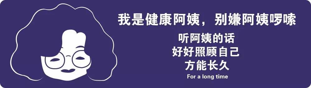 市民在鹅卵石地面做热疗,市民躺鹅卵石