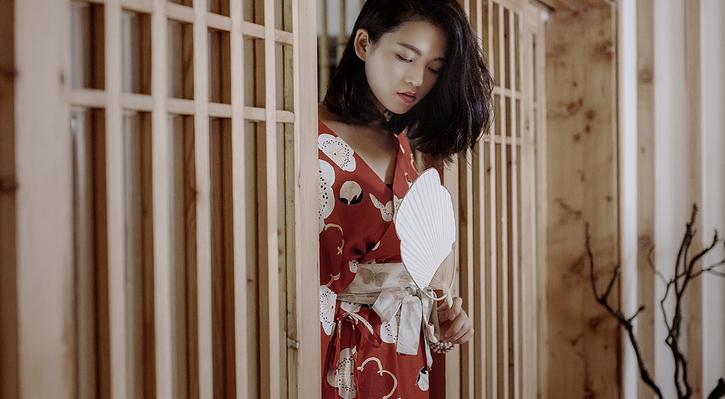 认识10年的男性朋友突然向我告白，我既期待和他发展，又觉得对不起老公，未来我该怎么办