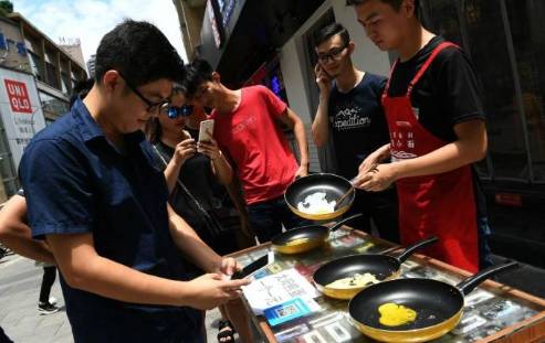 市民在鹅卵石地面做热疗,市民躺鹅卵石