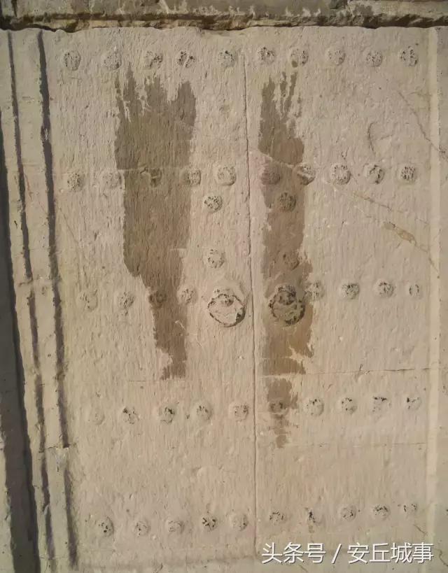 安丘石埠子出土一石棺，人称九女坟