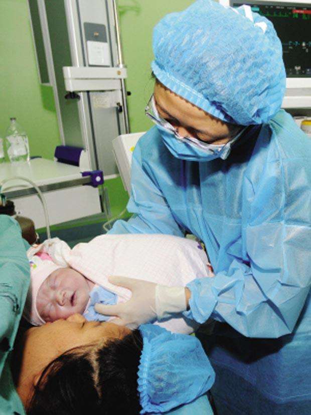 宝宝出来了胎盘还没出来怎么办,孩子生下来胎盘出不来