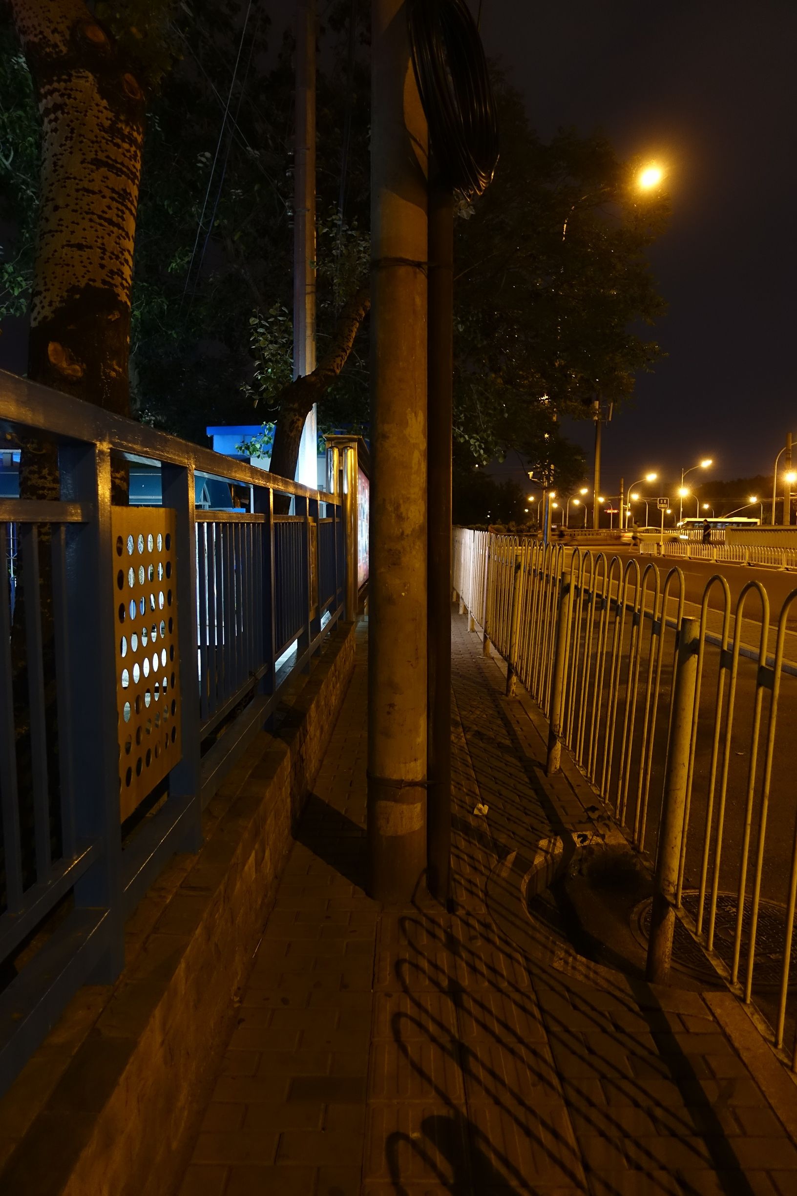 骑车如同走钢丝，过斑马线要跨栏记者亲历北京交通中的“反人类设计”