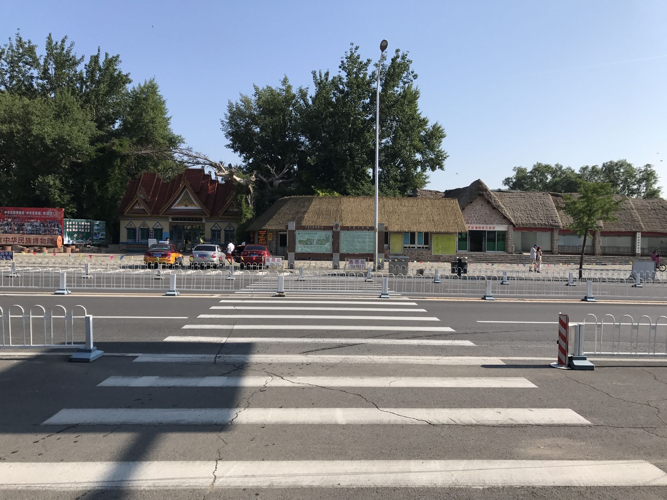 骑车如同走钢丝，过斑马线要跨栏记者亲历北京交通中的“反人类设计”