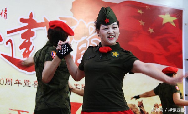 甘肃农村大妈跳广场舞,水兵舞双人舞大爷大妈穿迷彩服