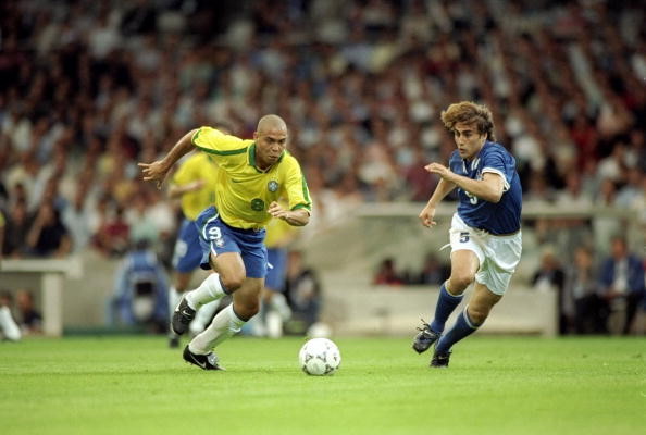 足球巨星评价梅西和c罗谁更强,足球史上最伟大的50大球星