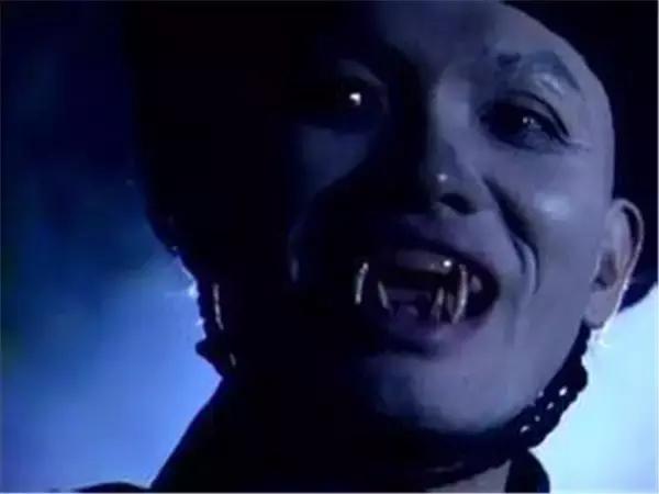 还记得《我和僵尸有个约会》的孔雀大师吗？曾和林正英斗过法