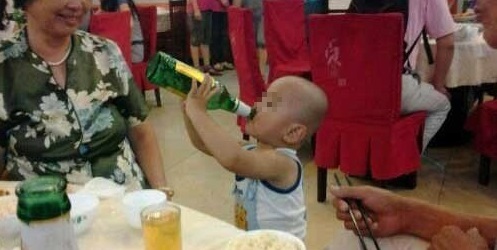 「育儿讲堂」四岁宝宝喝了这个变成傻子，国家不提倡，媒体屡曝光，还有家长当耳旁风