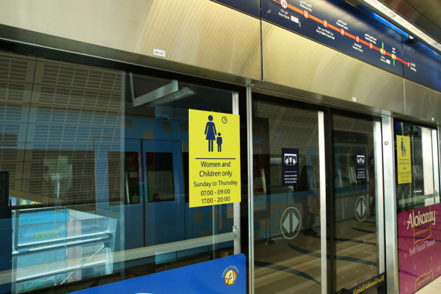 迪拜，一边是黄金，一边是黄土