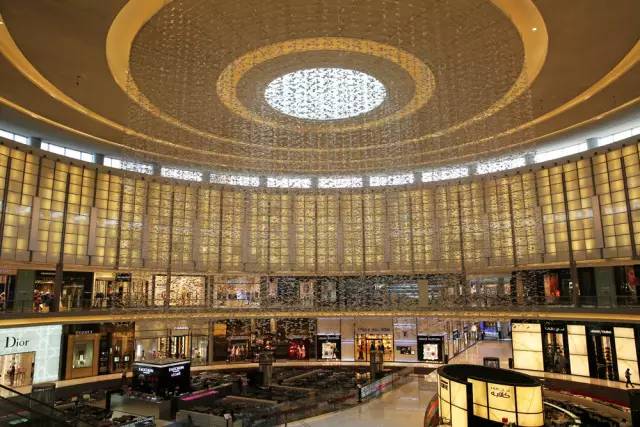 迪拜，一边是黄金，一边是黄土