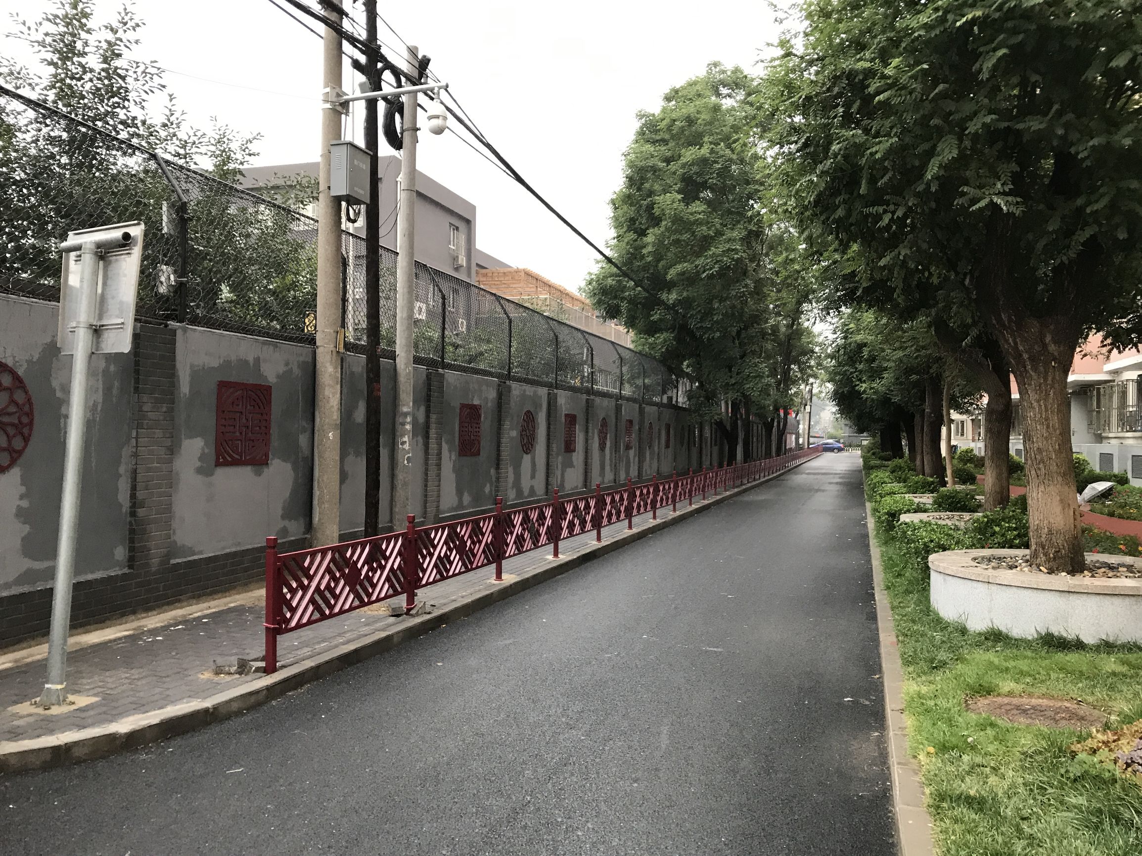 骑车如同走钢丝，过斑马线要跨栏记者亲历北京交通中的“反人类设计”