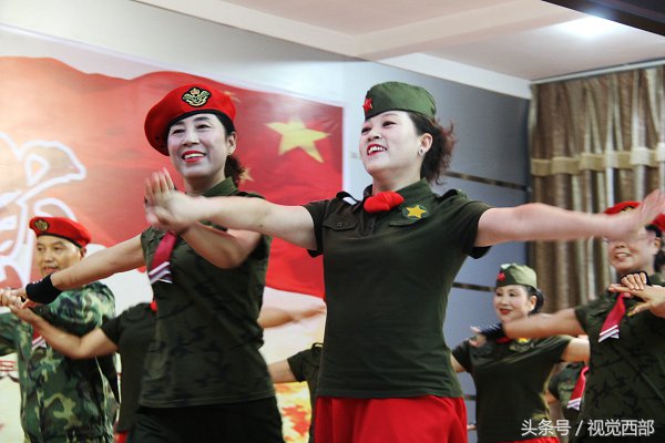 甘肃农村大妈跳广场舞,水兵舞双人舞大爷大妈穿迷彩服