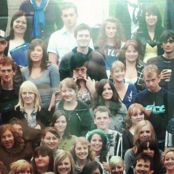 两辆车发生碰撞双方都在看手机,两辆车发生刮擦一辆车走了