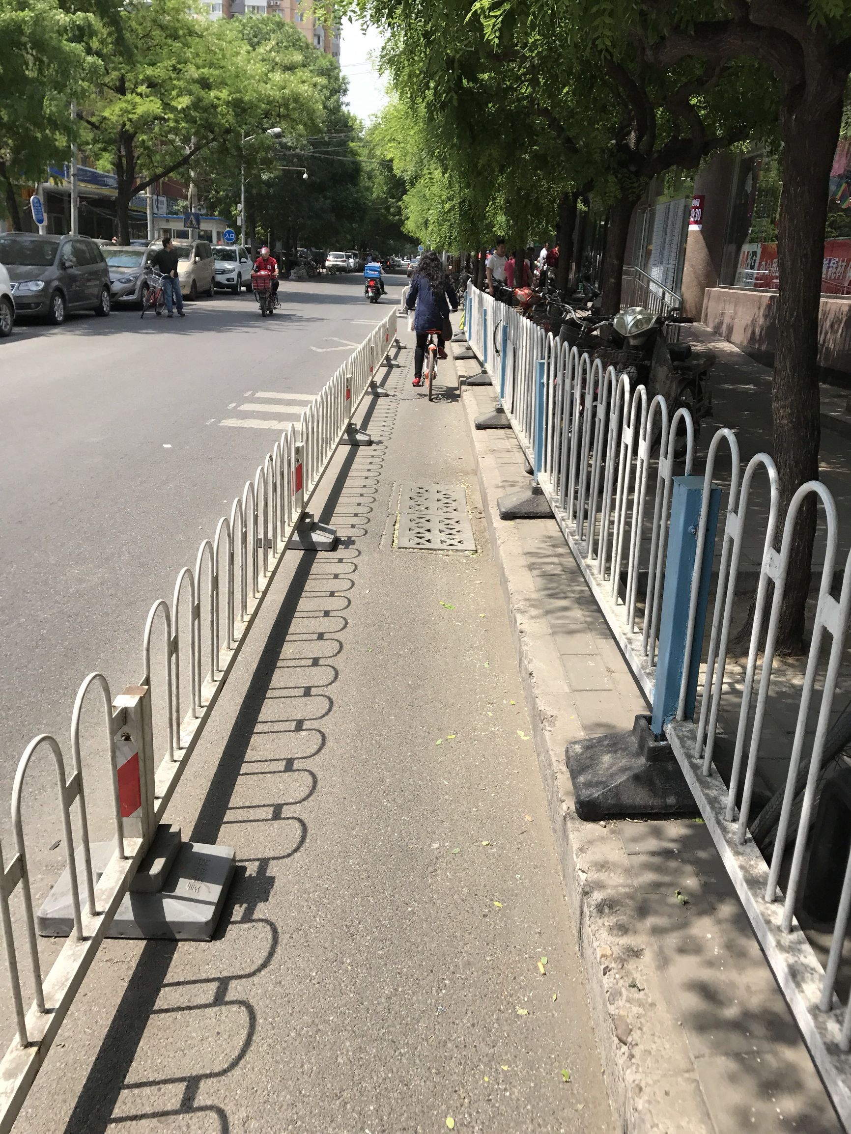 骑车如同走钢丝，过斑马线要跨栏记者亲历北京交通中的“反人类设计”