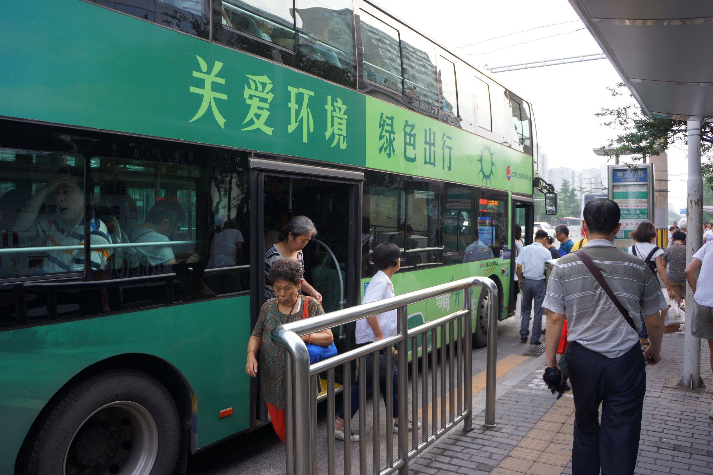 骑车如同走钢丝，过斑马线要跨栏记者亲历北京交通中的“反人类设计”