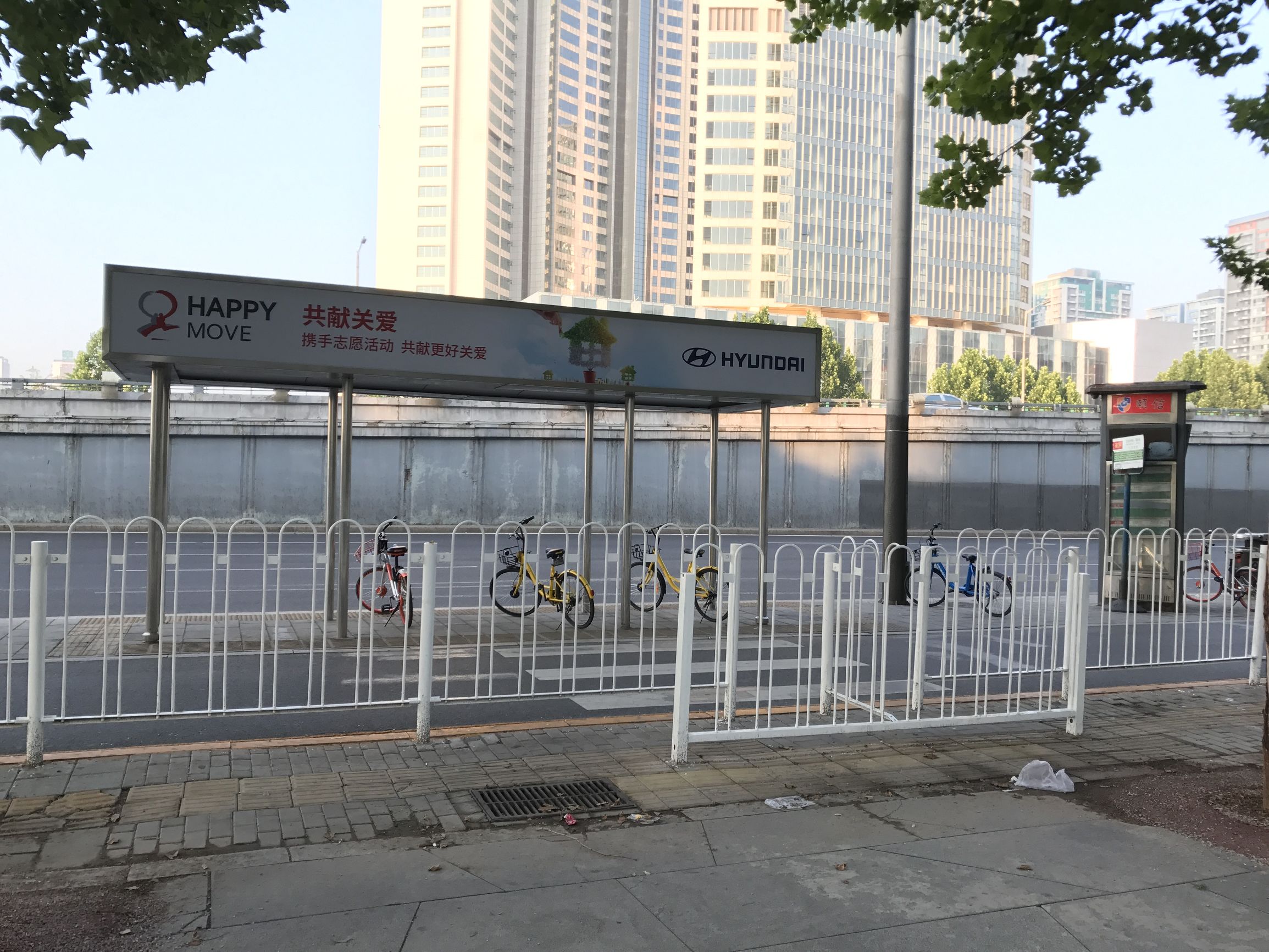 骑车如同走钢丝，过斑马线要跨栏记者亲历北京交通中的“反人类设计”