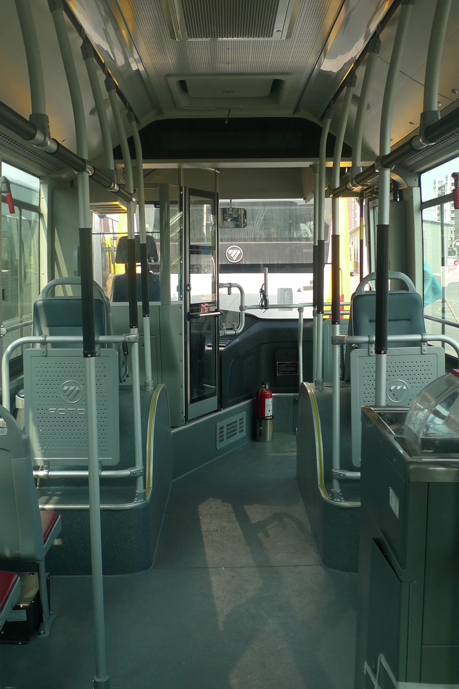 骑车如同走钢丝，过斑马线要跨栏记者亲历北京交通中的“反人类设计”