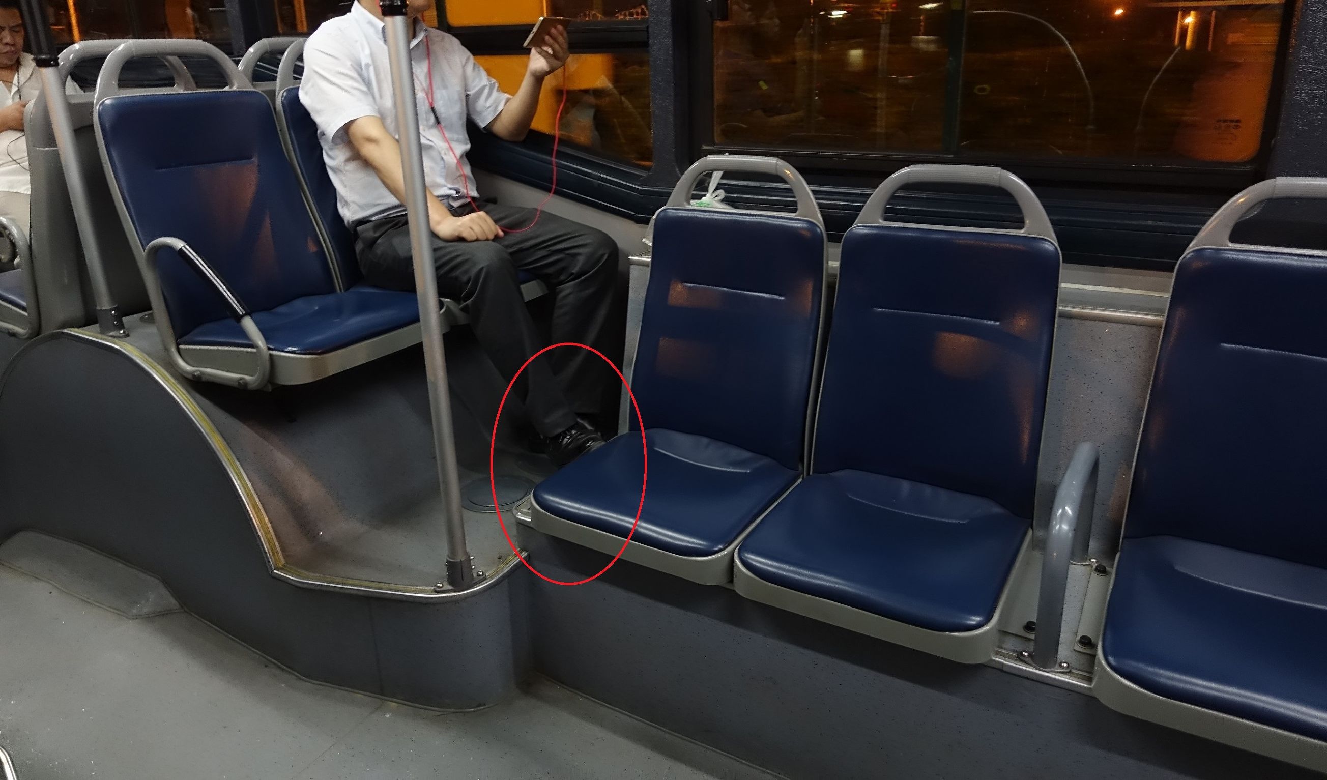 骑车如同走钢丝，过斑马线要跨栏记者亲历北京交通中的“反人类设计”