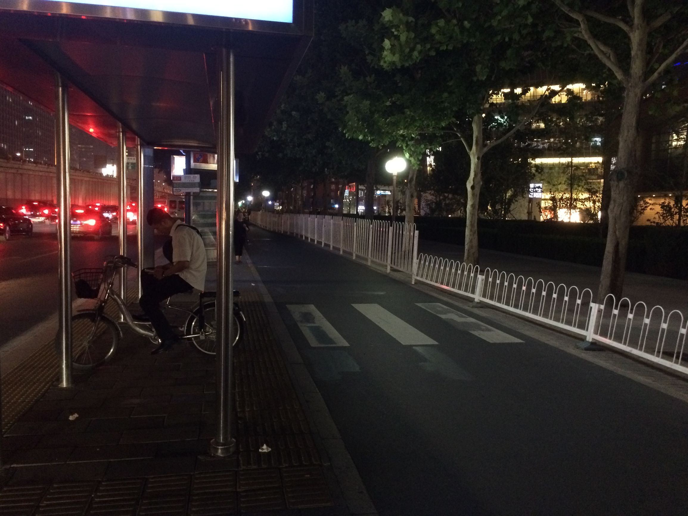 骑车如同走钢丝，过斑马线要跨栏记者亲历北京交通中的“反人类设计”