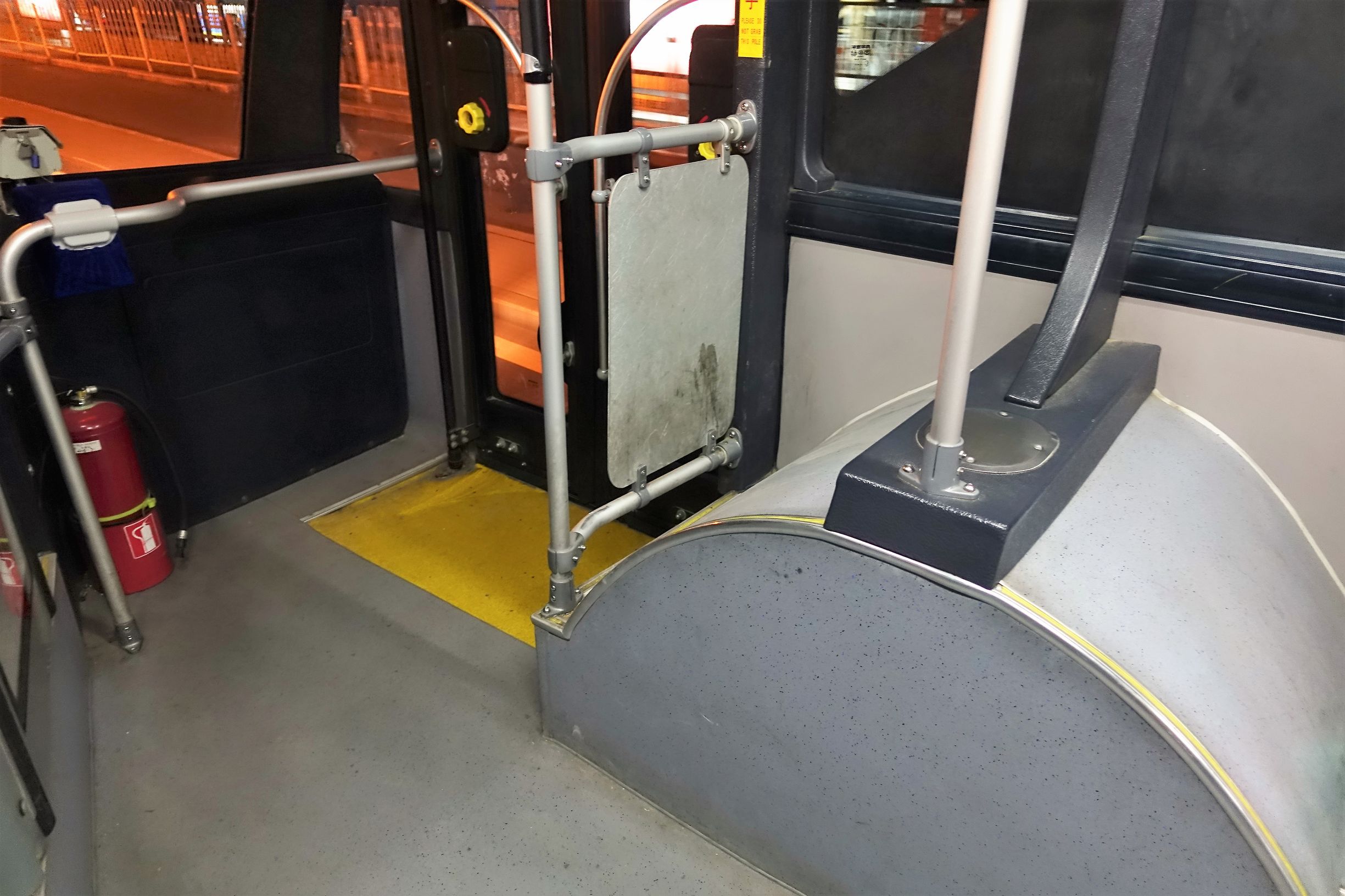 骑车如同走钢丝，过斑马线要跨栏记者亲历北京交通中的“反人类设计”