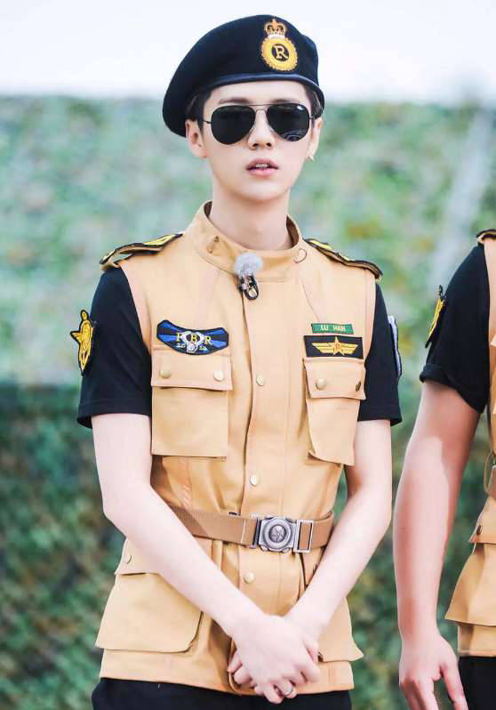 明星穿军装霸气,明星穿军装出镜杨幂英姿飒爽