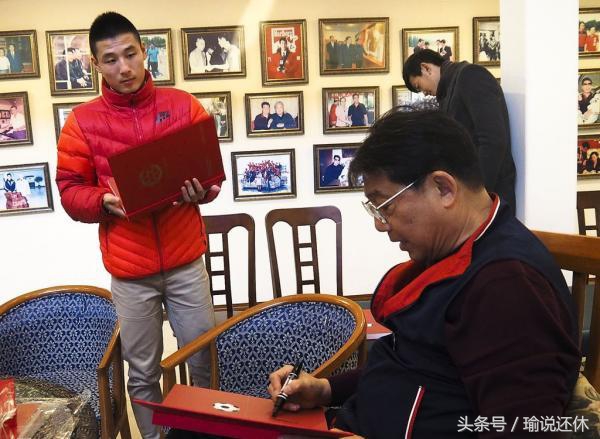 当着巴萨批梅西染发留须有问题！“徐根宝非染发队”，能“黑”出中国足球新天地吗