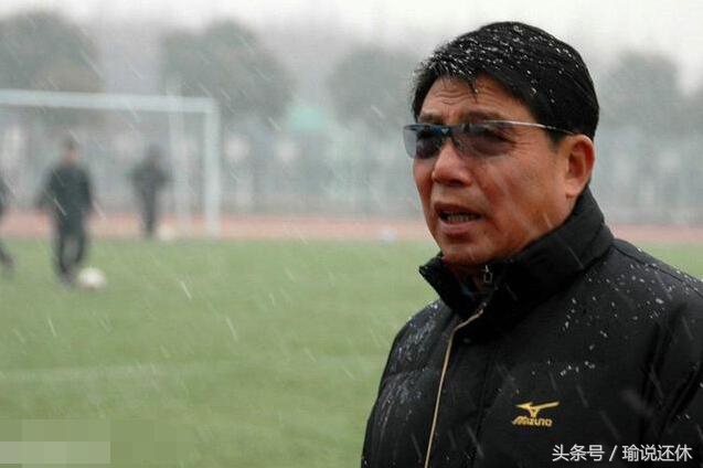 当着巴萨批梅西染发留须有问题！“徐根宝非染发队”，能“黑”出中国足球新天地吗