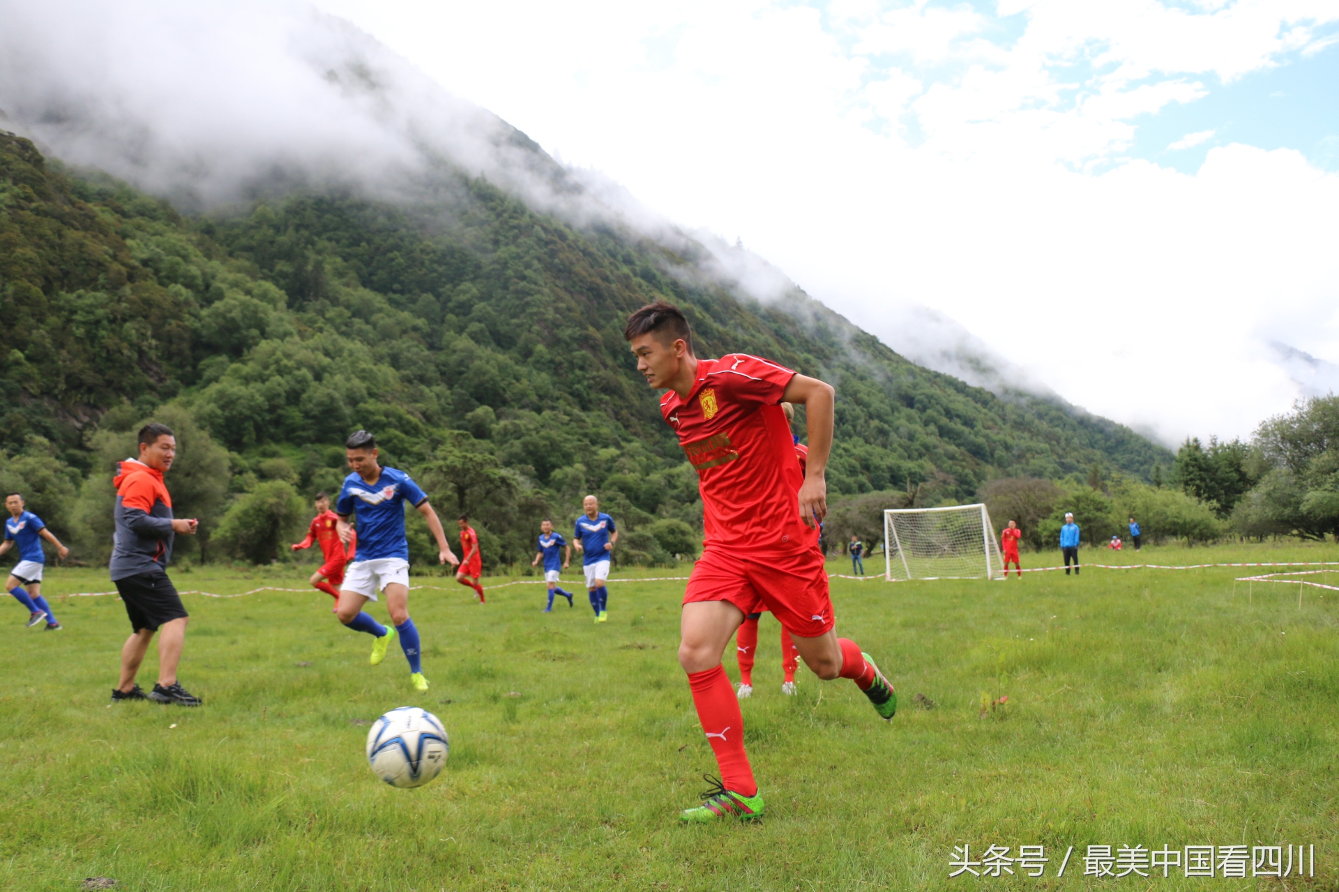 川渝足球首次高原巅峰对决在四姑娘山清凉打响