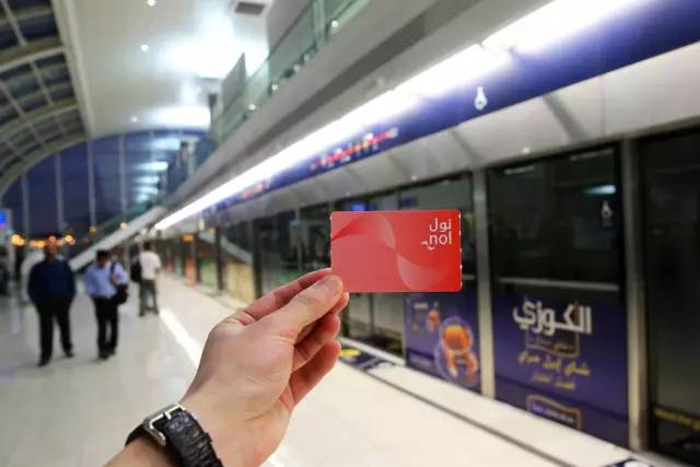 迪拜，一边是黄金，一边是黄土