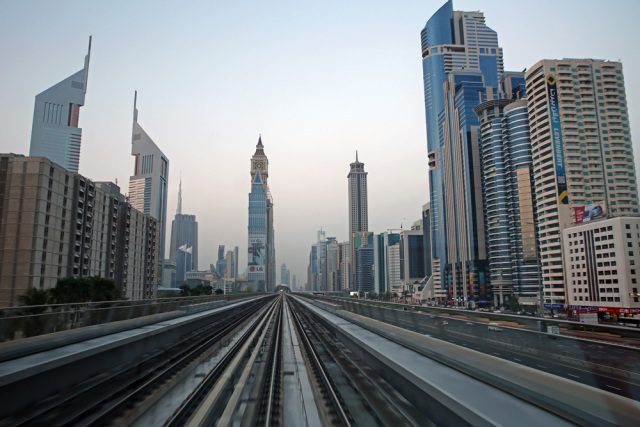 迪拜，一边是黄金，一边是黄土