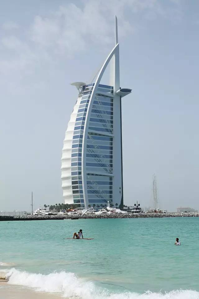 迪拜，一边是黄金，一边是黄土