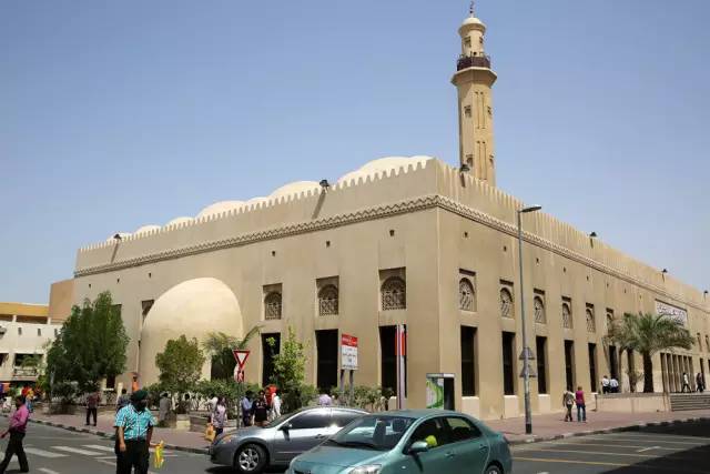 迪拜，一边是黄金，一边是黄土