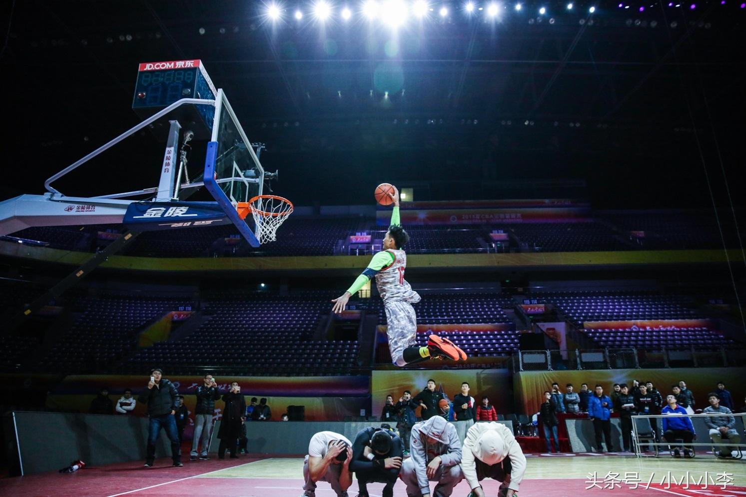 足球和篮球谁更受女生欢迎,为什么篮球比足球吸引女孩