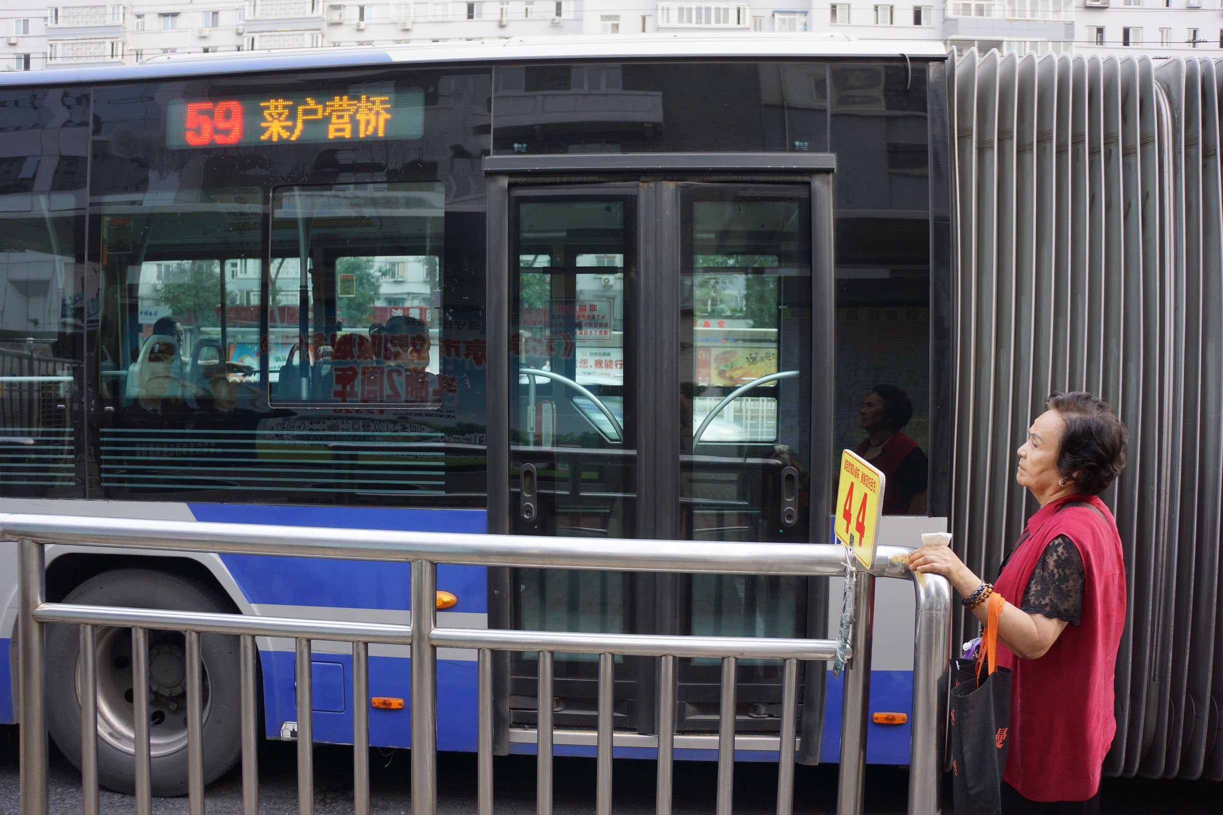 骑车如同走钢丝，过斑马线要跨栏记者亲历北京交通中的“反人类设计”